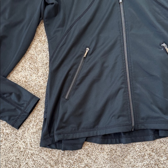 Tail black zip golf jacket with back ruffles. - Picture 3 of 5